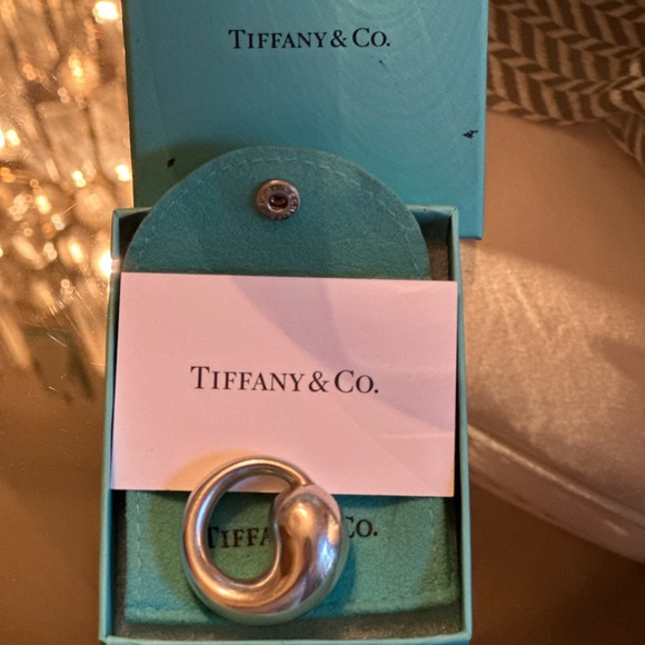 Tiffany & Co Eternal Circle
Infinity Pendant Extra Large - Picture 6 of 10